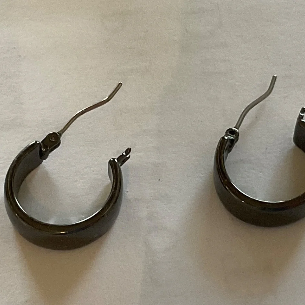 Kenneth Cole Black hoop metal pierced 0.5” diameter
